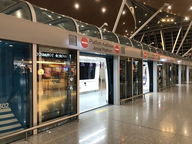 クアラルンプール国際空港（ＫＬＩＡ）第１ターミナル内を走るエアロトレイン＝９月、スランゴール州（ＮＮＡ撮影）