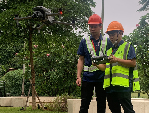 三井住友海上インドネシアの調査員が、顧客企業の工場でドローンを操縦して建物の屋根を点検する様子（同社提供）