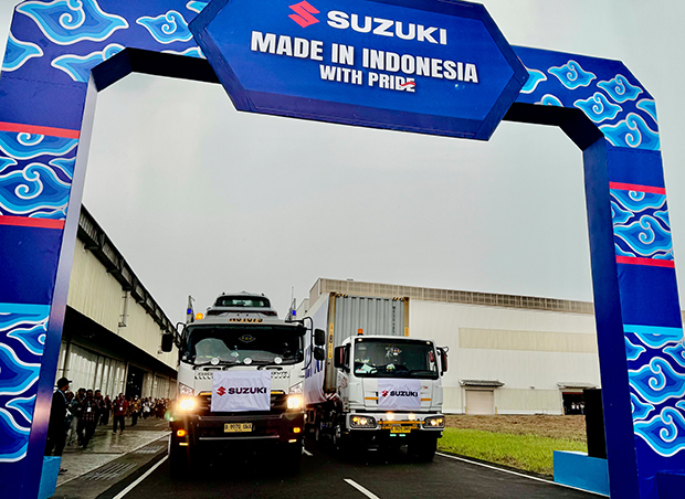 スズキの現地工場から出荷される車両＝18日、インドネシア・西ジャワ州ブカシ（ＮＮＡ撮影）