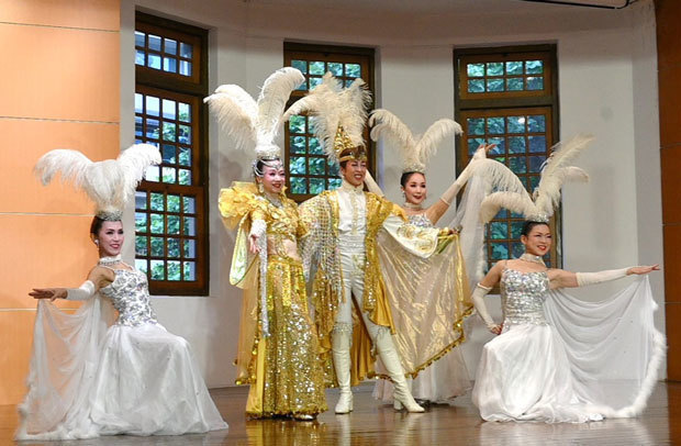 北投温泉博物館で加賀屋レプラカン歌劇団がショーを行った＝27日、台北（ＮＮＡ撮影）