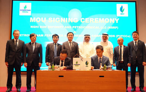 調印式の様子（ペトロベトナム提供）