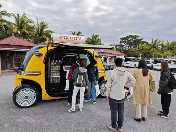 移動型小売店として活用されるＰＩＸムービングの車両（同社提供）