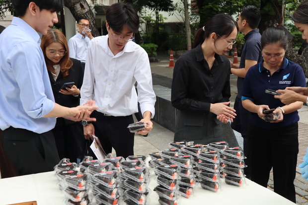 ジェトロ・バンコク事務所は20日、日本産米を使ったおにぎりのテストマーケティングを実施した＝タイ・バンコク（ＮＮＡ撮影）