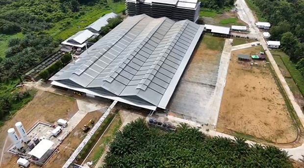 ＡＴＰバイオ・インドネシアが西カリマンタン州に建設したバイオ成型炭の生産工場（同社提供）