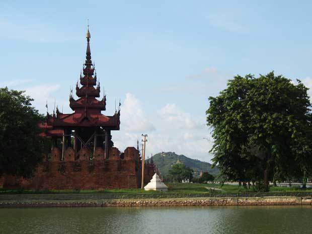 マンダレー王城とマンダレー・ヒル（筆者撮影）