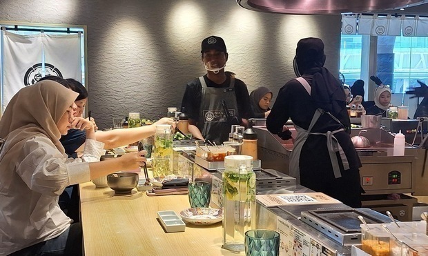 物語コーポレーションのハンバーグ専門店「肉肉大米」のジャカルタ１号店。全席カウンターで各席に設置された鉄板に、焼き上げられたハンバーグが提供される＝インドネシア・ジャカルタ（ＮＮＡ撮影）