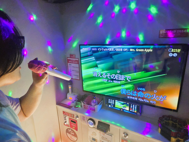 歌う曲の多くがＪ―ＰＯＰだというチャン・ウチョルさん＝ソウル市、11月（ＮＮＡ撮影）