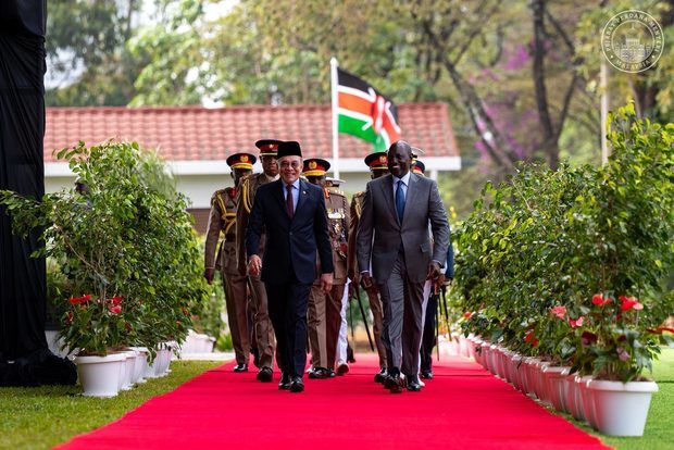 アンワル首相（最前列左）とルト大統領＝24日、ナイロビ（アンワル氏の公式フェイスブックより）