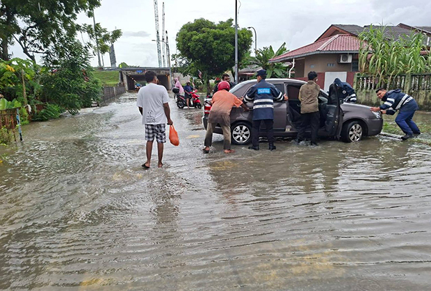スランゴール州シャアラムで洪水が発生した＝24日（シャアラム市議会の公式フェイスブックより）