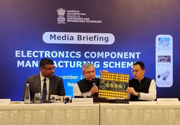 電子部品製造優遇スキーム（ＥＣＭＳ）に基づく投資案件承認で記者会見を開いたバイシュナウ電子・情報技術相（中央）＝17日、首都ニューデリー（ＮＮＡ撮影）
