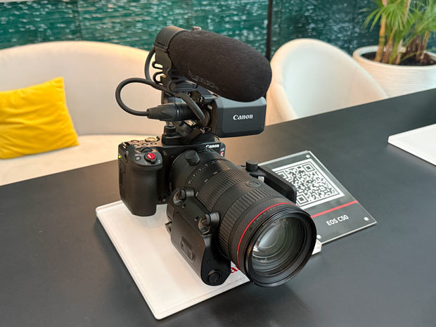 キヤノンコリアが発売したデジタルシネマカメラ「ＥＯＳ Ｃ50」（ＮＮＡ撮影）
