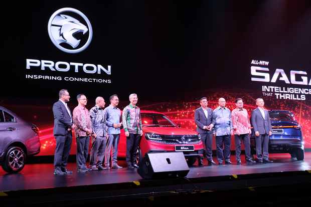 小型セダン「サガ」の新モデルの発売記念式典には、ザフルル・アブドゥル・アジズ投資貿易産業相（左から５人目）も出席した＝27日、クアラルンプール（ＮＮＡ撮影）