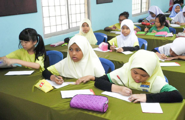 異なる民族の子どもたちが机を並べるマレーシアの公立小学校。多文化が共存する社会に対応した設計である一方、教育ニーズの多様化から都市部を中心にインターナショナルスクールをはじめとする私学への進学を選択する家庭が増えている＝スランゴール州、17年（ＮＮＡ撮影）