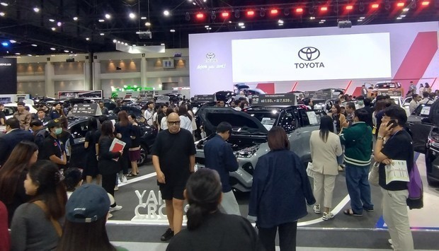 「第42回タイ国際モーターエキスポ2025」が開幕し、日系ブランドのブースではハイブリッド車（ＨＶ）が来場者の関心を集めた＝11月29日、ノンタブリ県（ＮＮＡ撮影）