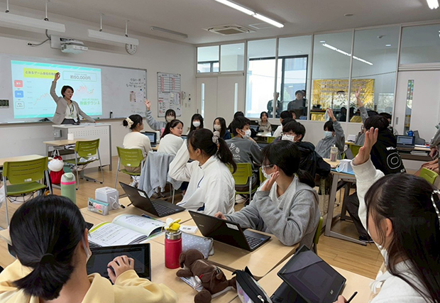 三井住友銀行・台北支店と明台産物保険は台北日本人学校で金融・経済に関する授業を開いた＝11月28日（三井住友銀行・台北支店提供）