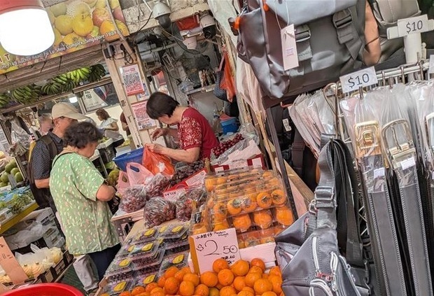 2025年通年の国内総生産（ＧＤＰ）成長率見通しが約４％に上方修正された＝11月、シンガポール中心部（ＮＮＡ撮影）