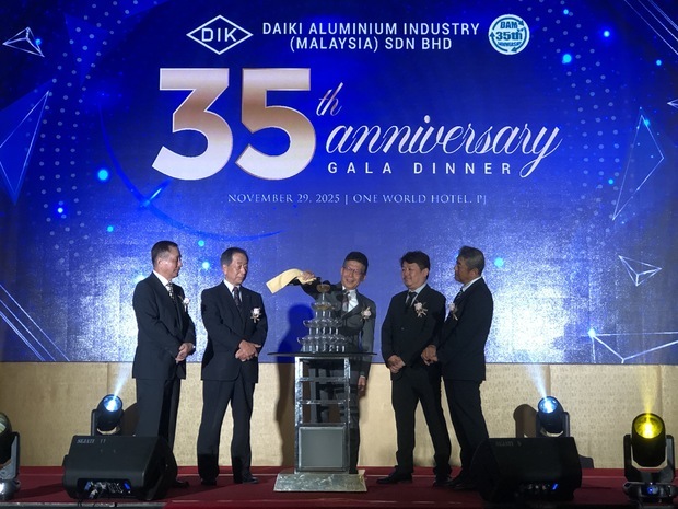 マレーシア法人の創業35周年を祝う大紀アルミニウム工業所の林社長（中央）ら＝11月29日、スランゴール州（ＮＮＡ撮影）