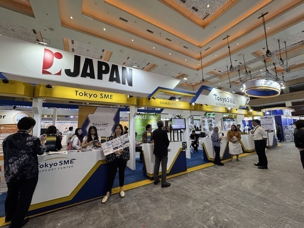 東京都中小企業振興公社のブースに大きくあしらわれた「JAPAN」の文字＝３日、インドネシア・ジャカルタ（ＮＮＡ撮影）