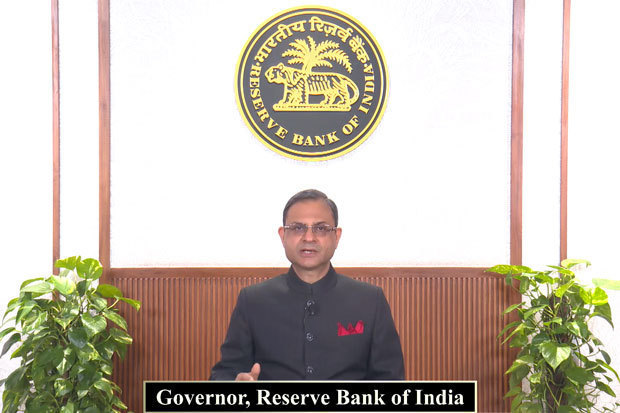 金融政策決定会合の結果について説明するインド準備銀行のマルホトラ総裁＝５日（オンライン配信よりＮＮＡ撮影）