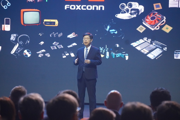 鴻海精密工業は11月21日、年次の技術発表会を台北市で開き、劉揚偉董事長（会長）らが登壇した（ＮＮＡ撮影）