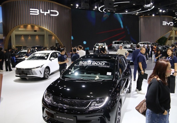 「第42回タイ国際モーターエキスポ2025」でＢＹＤやＭＧは車両のフロントガラスに値引き後の価格を表示して販促合戦を展開している＝11月29日、ノンタブリ県（ＮＮＡ撮影）