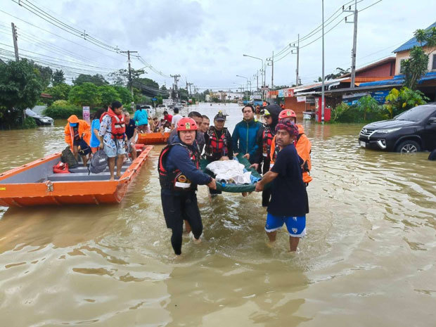 タイ南部で発生した大規模洪水で住民を助け出す救助隊（タイ内務省災害防止軽減局のフェイスブックページより）