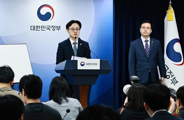 米韓両政府が発表したファクトシートについて説明する金正官（キム・ジョングァン）産業通商相（産業通商省提供）