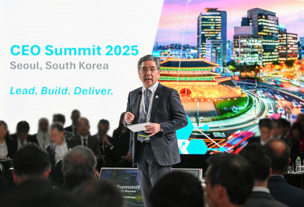 水素委員会ＣＥＯサミットで、現代自グループの水素事業のビジョンについて説明する張在勲副会長（同グループ提供）