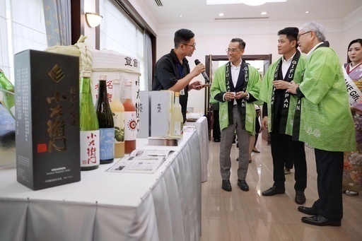 岐阜県の日本酒の魅力を発信するイベントで、法被を着て試飲するカンボジア政府高官（左から２人目と３人目）ら＝３日、カンボジア・プノンペン（共同）