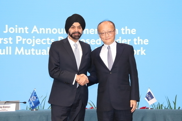 世界銀行のバンガ総裁（左）とアジア開発銀行の神田総裁は新たな融資枠組みの活用拡大に期待を寄せた＝４日、首都圏マンダルヨン市（ＮＮＡ撮影）