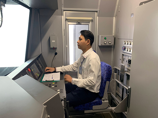 ホーチミン市はメトロ職員の育成を推進する。写真は同市メトロ１号線の運転席＝2024年12月、ホーチミン市