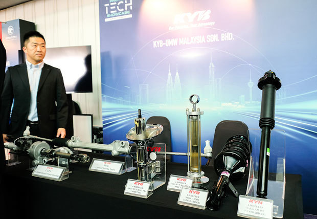 ＫＹＢ―ＵＭＷは、ショックアブソーバーやパワーステアリングを紹介した＝４日、スランゴール州（ＮＮＡ撮影）