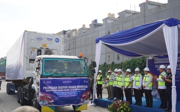 サクティ海洋・水産相とズルキフリ調整相（食料担当）らは３日、米国向けに輸出されるエビのコンテナ10個分の出荷を見送った（海洋・水産省提供）