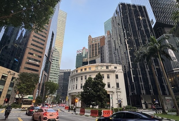 シンガポールの企業心理は落ち込み続けており、26年は増員、給与増額を見送る企業が増加している＝シンガポール中心部（ＮＮＡ撮影）