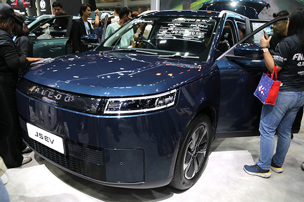 11月のＥＶ新規登録台数で首位となった「Jaecoo」の売れ筋モデル「Jaecoo ５ＥＶ」＝５日、ノンタブリ県（ＮＮＡ撮影）