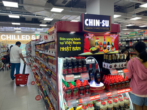 マサン・コンシューマーの調味料「チンスー」＝2024年８月、ハノイ