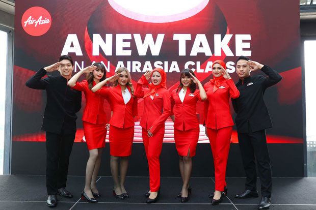エアアジアは来年３月までに、希望する女性客室乗務員にはヒジャブとパンツスタイルの制服着用を認める（同社提供）