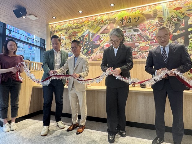三宅会長（右から２番目）やオーナーのアレックス氏（中央）がテープカットを行った＝11月28日（ウェルス編集部）