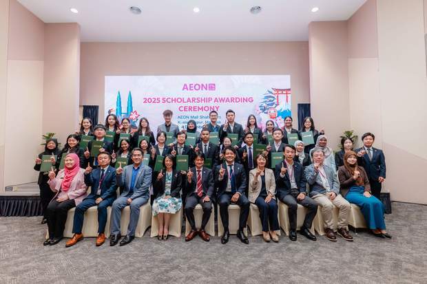 イオンワンパーセントクラブは、奨学金制度「イオン・スカラシップ」の認定証授与式を開催した＝４日、スランゴール州（イオンマレーシア提供）