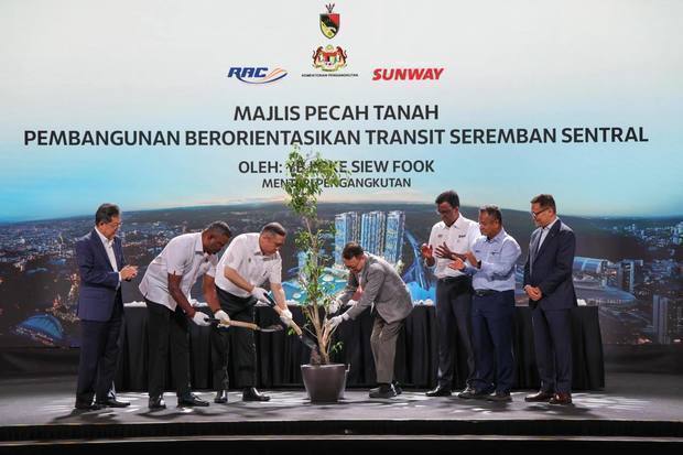 「スレンバン・セントラル」の起工式には、ローク運輸相（左から３人目）らが出席した＝６日、ヌグリスンビラン州（運輸省の公式フェイスブックより）