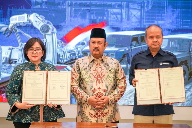 ピンダットと国家開発企画庁は国民車開発で協力する覚書を交わした＝４日、インドネシア・ジャカルタ（ピンダット提供）