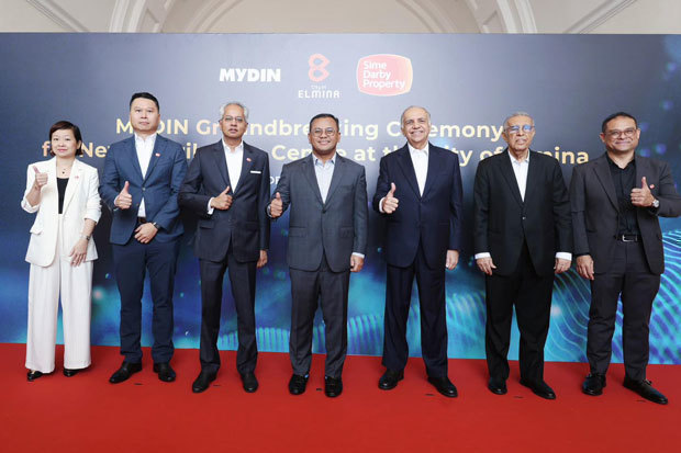 マイディンの自動化配送センターの起工式には、スランゴール州のアミルディン・シャリ州首相（中央）らが出席した＝８日、スランゴール州（アミルディン氏の公式フェイスブックより）