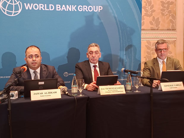 世界銀行のアルリカビ氏（左）は事業環境の向上へ制度改革が必要だと強調した＝９日、首都圏マカティ市（ＮＮＡ撮影）