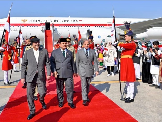 インドネシアのプラボウォ大統領（左から２番目）がパキスタン入りした＝８日、イスラマバード（大統領府提供）

