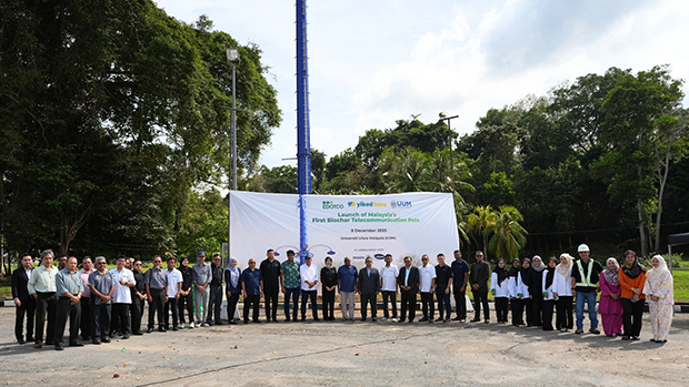 イードットコー・グループは、ウタラ・マレーシア大学（ＵＵＭ）の構内にバイオ炭を使用した通信柱を設置した＝９日、クダ州（同社提供）