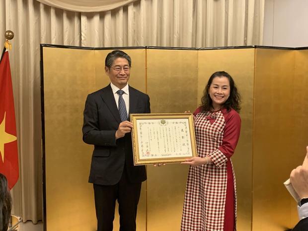 日越包括的戦略的パートナーシップ２周年を記念したパーティーが開催された。左は伊藤大使＝10日、ハノイ