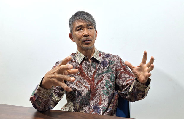 「石炭コークスの代替燃料となるバイオ成型炭で、鋳造業界の脱炭素を支援したい」と語るアイシン高丘の奥田社長＝９日、西カリマンタン州クブ・ラヤ県（ＮＮＡ撮影）