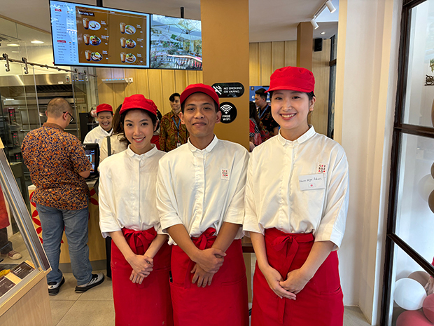 旗艦店は日本の店舗を意識してデザインした制服を取り入れている＝11日、インドネシア・ジャカルタ（ＮＮＡ撮影）