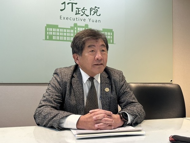 行政院の陳時中政務委員が10日、人工授精の適用拡大を含む法改正案について説明した（中央通信社）