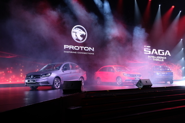 プロトンの小型セダン「サガ」の新モデル＝11月27日、クアラルンプール（ＮＮＡ撮影）